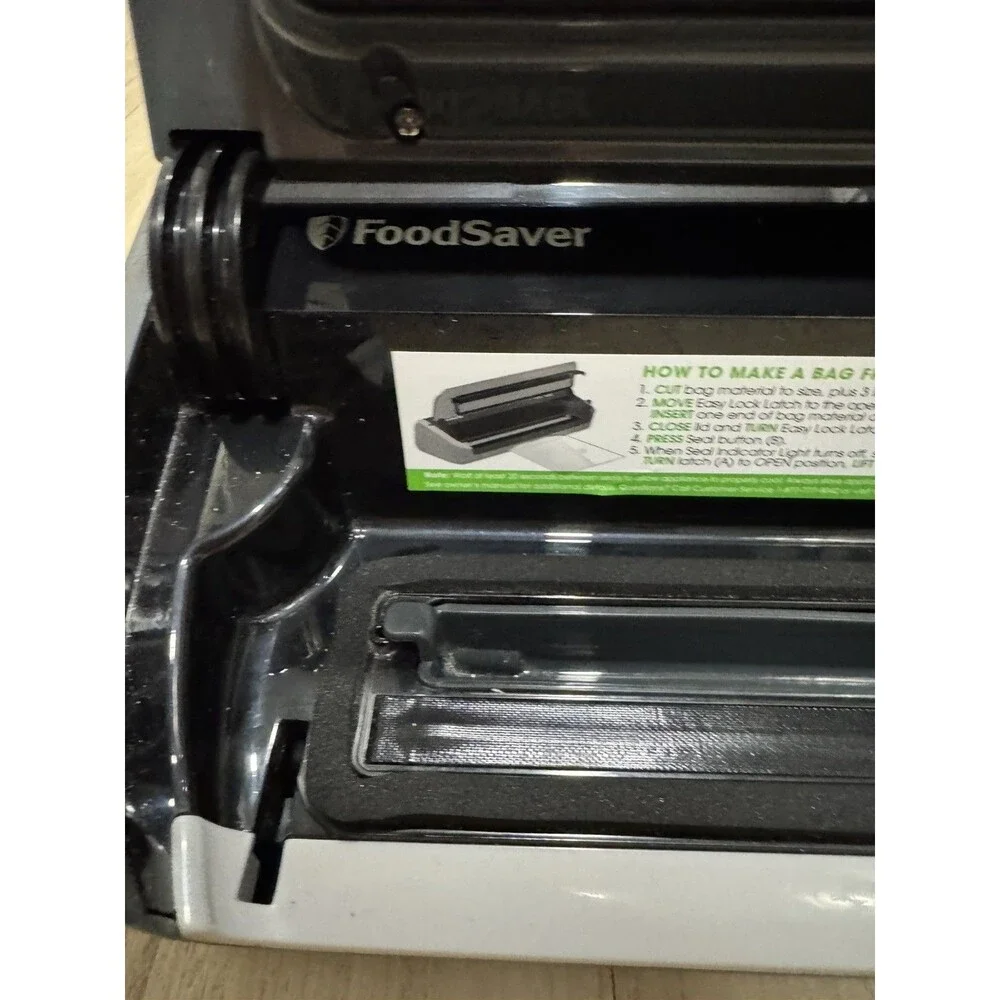 FoodSaver Vacuum Sealer Machine FM2000-015 Black TESTED WORKS